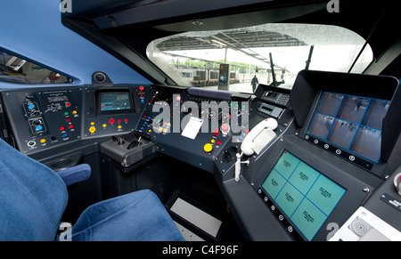 Vue de l'intérieur de la cabine du conducteur d'une classe dans le sud-est de 395 trains à grande vitesse javelin olympique. Banque D'Images