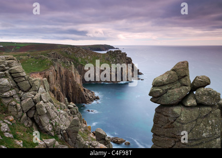 À l'échelle de l'Trevilley Zawn clifftops à Pordenack Point vers Carn Boel, Land's End, Cornwall, Angleterre. Banque D'Images