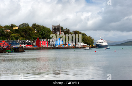 L'Hebredian Princess dans le port de Tobermory sur l'île de Mull Banque D'Images