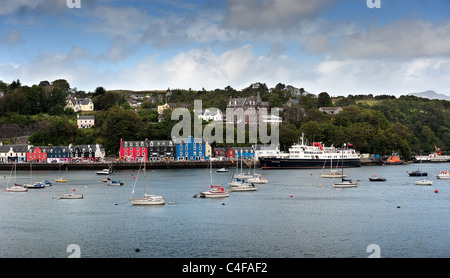 L'Hebredian Princess dans le port de Tobermory sur l'île de Mull Banque D'Images