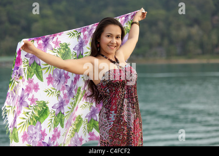 Asian woman holding sarong à la mer, à Ko Chang, Thaïlande Banque D'Images