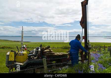 dh Agriculture à post-entraînement hydraulique ORKNEY clôture à chenilles à faible impact clôture de poste de conducteur poste de maître d'œuvre équipement postes de terrain de ferme Banque D'Images