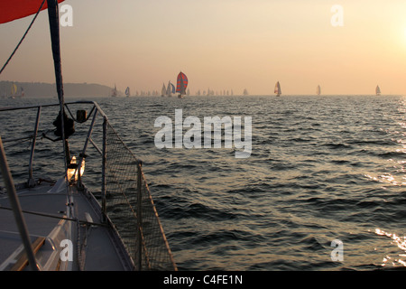 Bateaux disponibles dans le Solent off les aiguilles Light House pendant le tour de l'île au cours d'une course Cowes Week l'île de Wight en Angleterre Banque D'Images