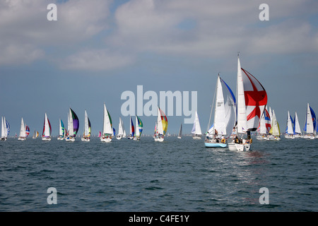 Bateaux disponibles dans le Solent off les aiguilles Light House pendant le tour de l'île au cours d'une course Cowes Week l'île de Wight en Angleterre Banque D'Images