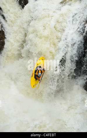 La kayakiste Callum Anderson sur la Lower Falls, Glen Nevis, près de Fort William, Écosse Banque D'Images