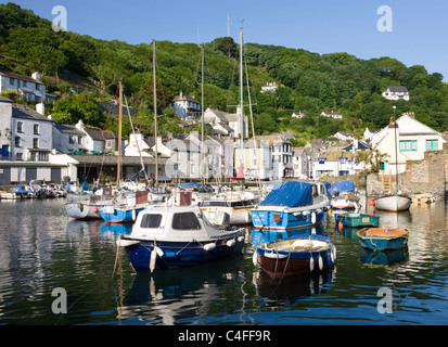 Bateaux et cottages entourent le joli port dans l'image carte postale village de pêcheurs Cornouaillais, Polperro Cornwall, en Angleterre. Banque D'Images