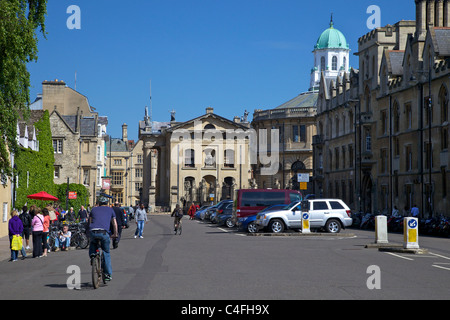 Broad Street à la recherche au Sheldonian Theatre, centre-ville d'Oxford, Oxfordshire, England, UK United Kingdom, GB, Grande-Bretagne, Banque D'Images