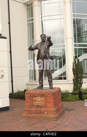 Statue de Ralph Vaughan Williams à l'extérieur des salles de Dorking Surrey Dorking Théâtre UK Banque D'Images