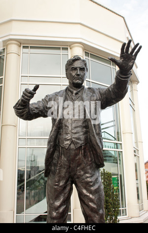 Statue de Ralph Vaughan Williams à l'extérieur des salles de Dorking Surrey Dorking Théâtre UK Banque D'Images