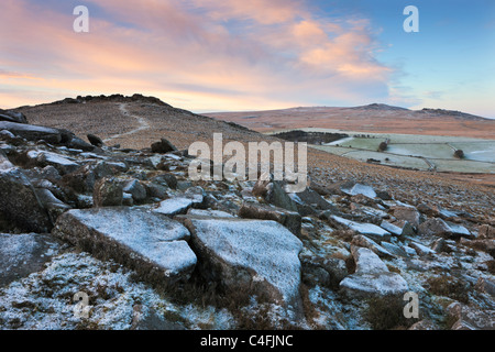 Frost couverts Belstone Tor dans le Dartmoor National Park, Devon, Angleterre. Witner (décembre) 2010. Banque D'Images