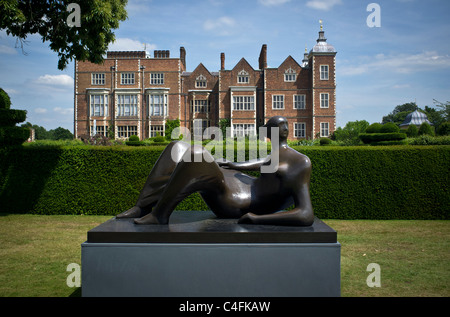 'Figure' Angles d'inclinaison : Henry Moore sculpture dans le parc de Hatfield House. Banque D'Images