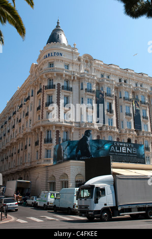 Boulevard de la Croisette avec de luxueux hôtel InterContinental Carlton résidence officielle réduite de festival du film de Cannes Franc Banque D'Images