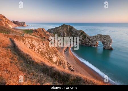 Voir à partir de la falaise jusqu'à Durdle Door, Dorset, Angleterre. L'hiver (Janvier) 2011. Banque D'Images