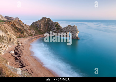 Plage déserte au crépuscule, Durdle Door, Dorset, Angleterre. L'hiver (Janvier) 2011. Banque D'Images