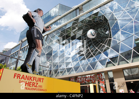 La publicité pour la Coupe du Monde FIFA Femme Allemagne 2011 avec Birgit Prinz au centre-ville de Francfort, Allemagne (26 juin - 17 Juillet) Banque D'Images