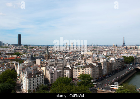 Panorama de Paris de Notre-Dame. Tour Eiffel et Montparnasse tours à l'arrière-plan. France Banque D'Images