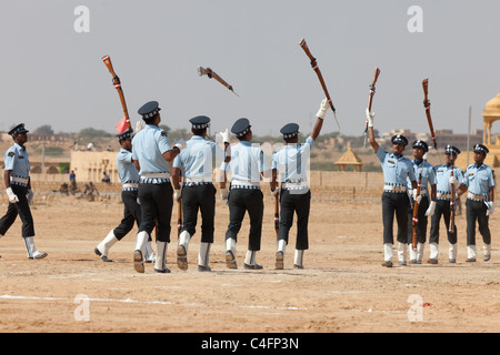 Les cadets de la police indienne faisant des exercices de parade au festival du désert de Jaisalmer avec des fusils et des baïonnettes - virevoltant dans l'air Banque D'Images