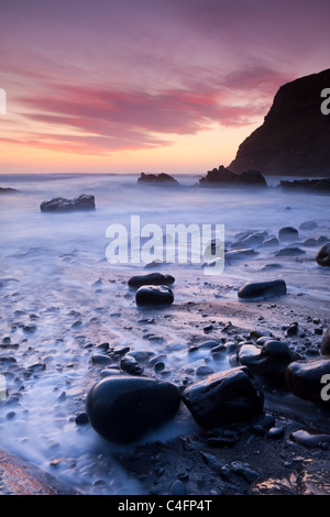 Crépuscule sur la plage rocheuse à Duckpool sur la côte nord des Cornouailles, Cornwall, Angleterre. Printemps (mars) 2011. Banque D'Images