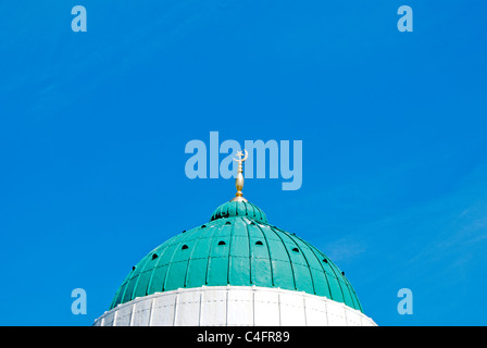 Le dôme blanc et vert d'une mosquée dans le West Yorkshire sous un ciel bleu Banque D'Images