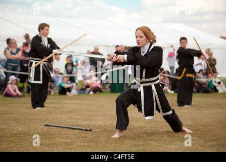 Une jeune femme dans une démonstration de l'art martial coréen de Kuk Sool Won, Newmarket, Suffolk carnival UK Banque D'Images