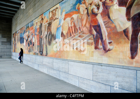 Photo murale socialiste des travailleurs heureux sur le mur de l'immeuble du ministère des Finances dans l'ex Berlin-Est Banque D'Images