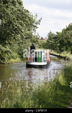 Homme conduisant sur barge canal chesterfield. Worksop, Notts, Angleterre Banque D'Images