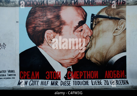 La célèbre peinture murale de Honecker et Brejnev embrassant français sur le mur de Berlin à l'Eastside Gallery Berlin Banque D'Images