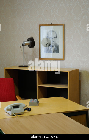 Un bureau d'interrogatoire dans la prison de Hohenschonhausen avec un portrait d'Erich Honecker toujours sur le mur Banque D'Images