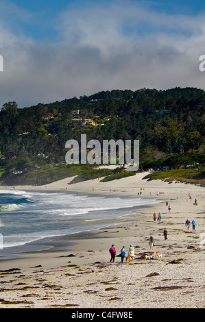 Les gens qui marchent sur la plage de sable blanc de la plage de Carmel, Carmel, Monterey Peninsula, Californie Banque D'Images