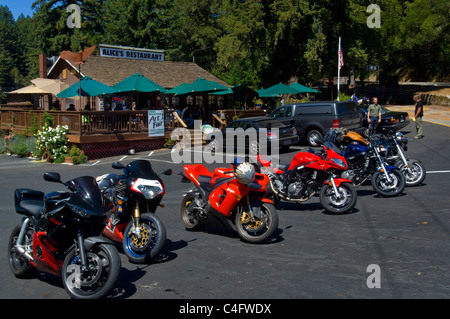 Motos garées en face de Alice's Restaurant, Skylonda, Comté de San Mateo, Californie Banque D'Images