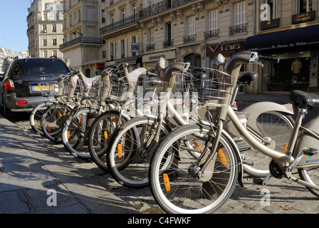 Location de vélos Velib' pour aller d'un endroit à l'autre dans les rues de Paris France Banque D'Images