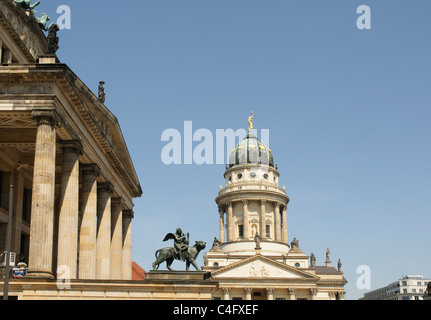 La cathédrale française (Franzosischer Dom) et de la salle de Concert (konzerthalle) sur Gendarmenmarkt à Berlin Banque D'Images