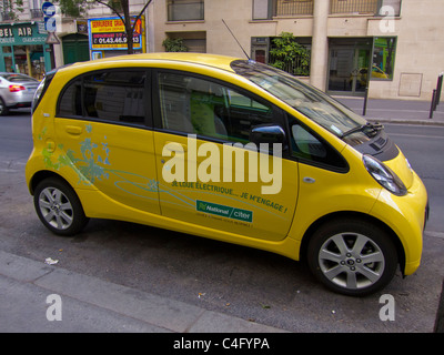 Paris, France, Location, voiture électrique garée sur la rue, Citroën car Company, vue de côté, trottoir, voitures électriques à l'extérieur Banque D'Images