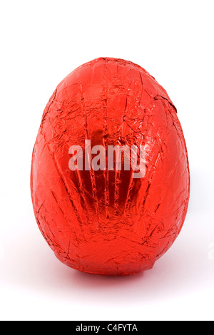 Oeuf de Pâques rouge isolé sur fond blanc Banque D'Images