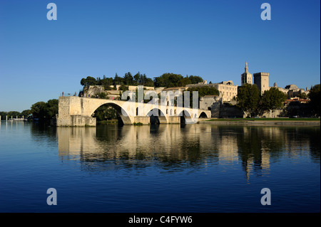France, Provence, Avignon, Rhône, Pont Saint Benezet et Palais des Papes Banque D'Images