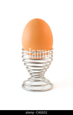 Oeuf dur dans un metal egg cup isolated over white Banque D'Images