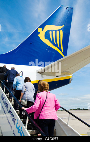 Les passagers d'un avion de Ryanair Banque D'Images