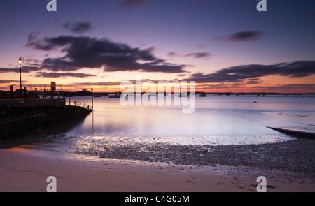 Coucher du soleil à Bawdsey Quay à l'échelle de l'estuaire de Debben vers Felixstowe Ferry Banque D'Images