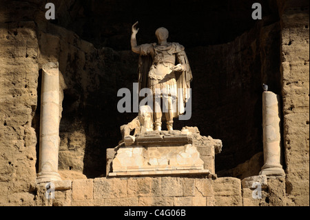 France, Provence, Vaucluse, Orange, théâtre romain antique, statue d'Auguste Banque D'Images