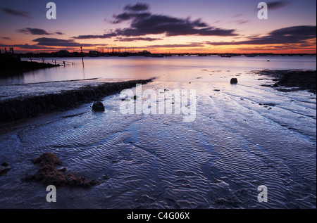 Coucher du soleil à Bawdsey Quay à l'échelle de l'estuaire de Debben vers Felixstowe Ferry Banque D'Images