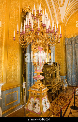 La Russie , St Petersburg , Musée de l'Ermitage le Palais d'hiver , sert de plancher permanent massif de candélabre doré ou l'or et la Chine Banque D'Images