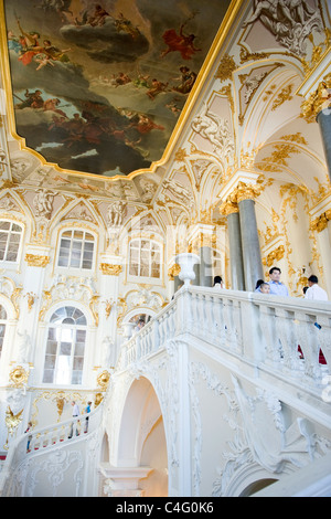 La Russie , St Petersburg , Musée de l'Ermitage le Palais d'hiver , 1762 Bartolomeo Rastrelli grand escalier en blanc et or Banque D'Images