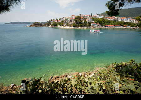 Voile sur le vieux port et la ville de Skiathos sur l'île de Skiathos, Sporades du Nord, Grèce Banque D'Images