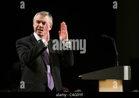 Plaid Cymru leader Ieuan Wyn Jones donner discours lors de la conférence annuelle 2011 de la partie sud du Pays de Galles à Cardiff, Royaume-Uni Banque D'Images