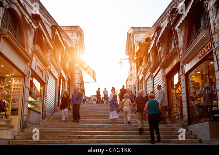 Venise, Shopping sur le pont du Rialto Banque D'Images