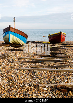 Bateaux de pêche sur la plage à Worthing West Sussex Banque D'Images