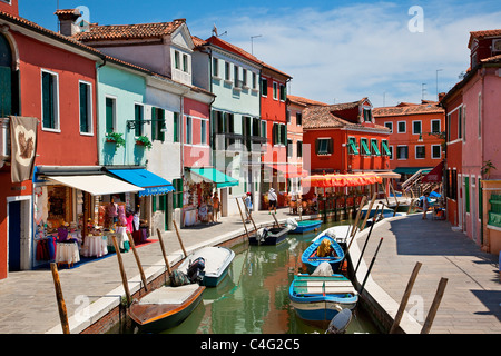 Venise, Burano, bateaux colorés et des maisons du canal doublure Banque D'Images