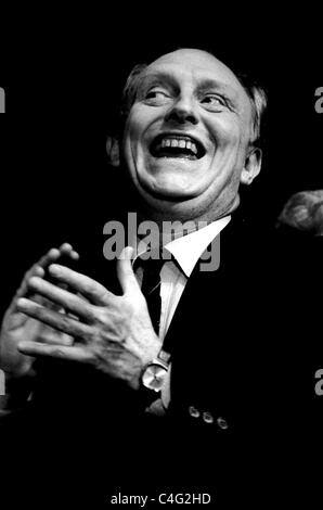 Leader du Parti Travailliste Neil Kinnock sur scène à la Brighton Corn Exchange lors de leur parti pris en photo de la conférence 1987 Banque D'Images