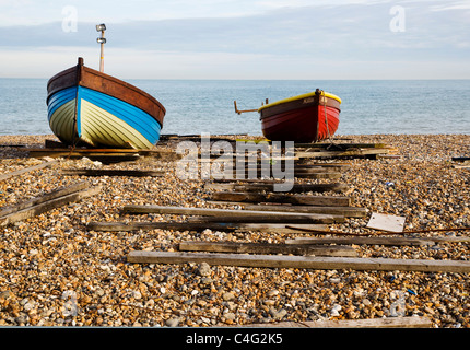 Bateaux de pêche sur la plage à Worthing West Sussex Banque D'Images