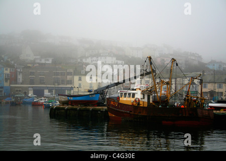 Bateau de pêche amarré dans le port de Brixham Devon Banque D'Images